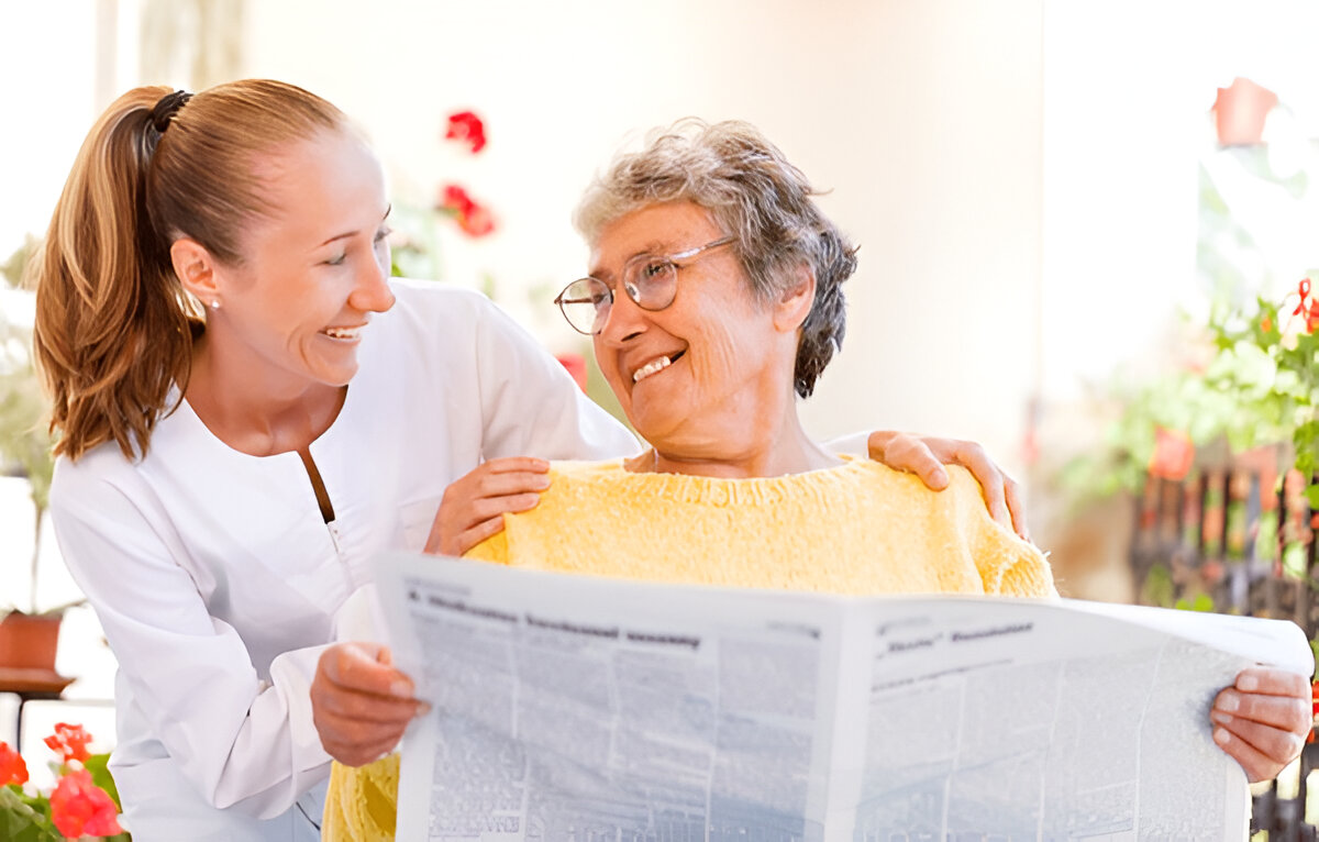 Duas mulheres conversando felizes, uma com um jornal nas mãos, ambas contentes com a eficácia da calcinha absorvente Retex.