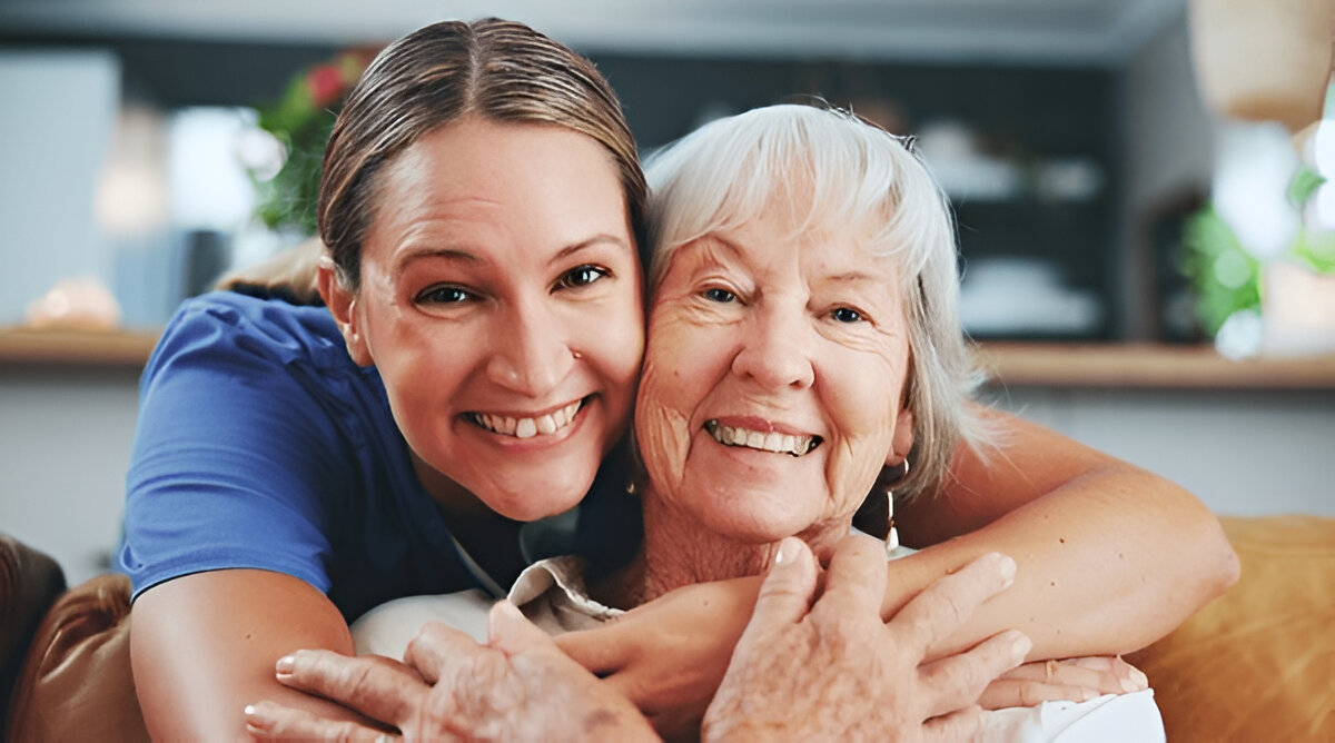 Duas mulheres felizes abraçadas.