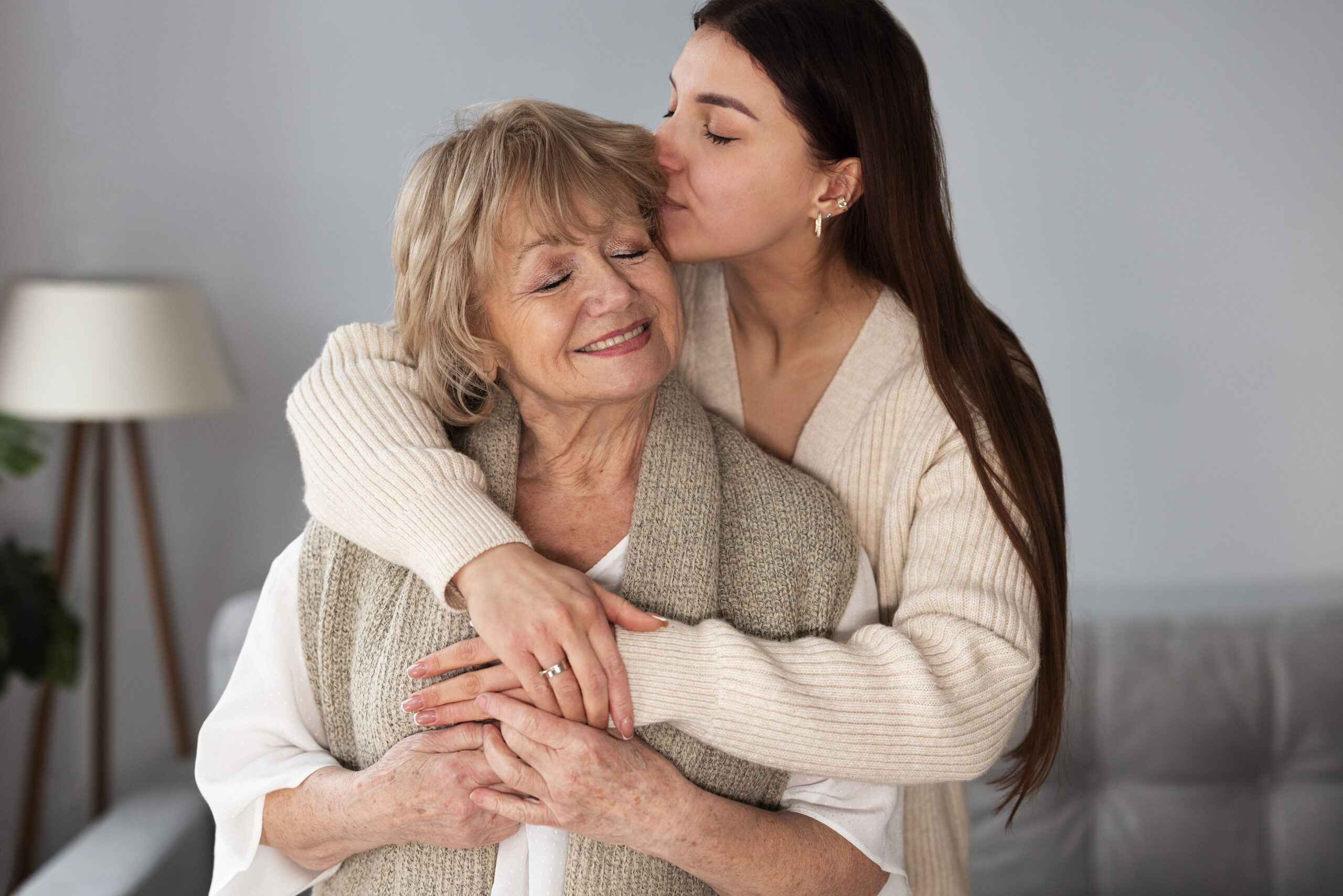 Mulheres se abraçando felizes