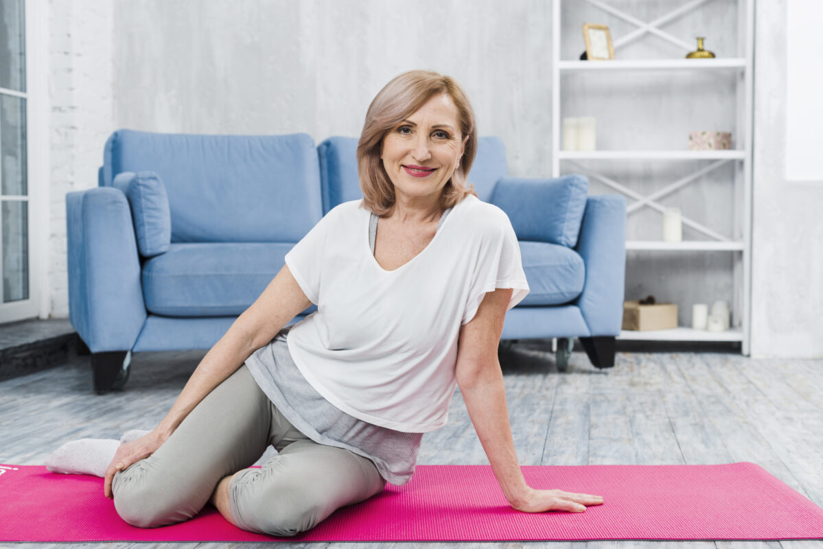mulher idosa com incontinência urinária fazendo yoga.
