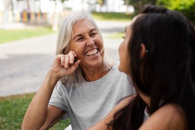 Blog 3 mulher idosa feliz com sua amiga mais jovem.