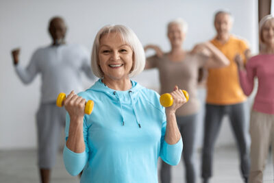Blog 6 idosa feliz ao fazer exercícios e comprovar a eficiência das calcinhas absorventes retex.