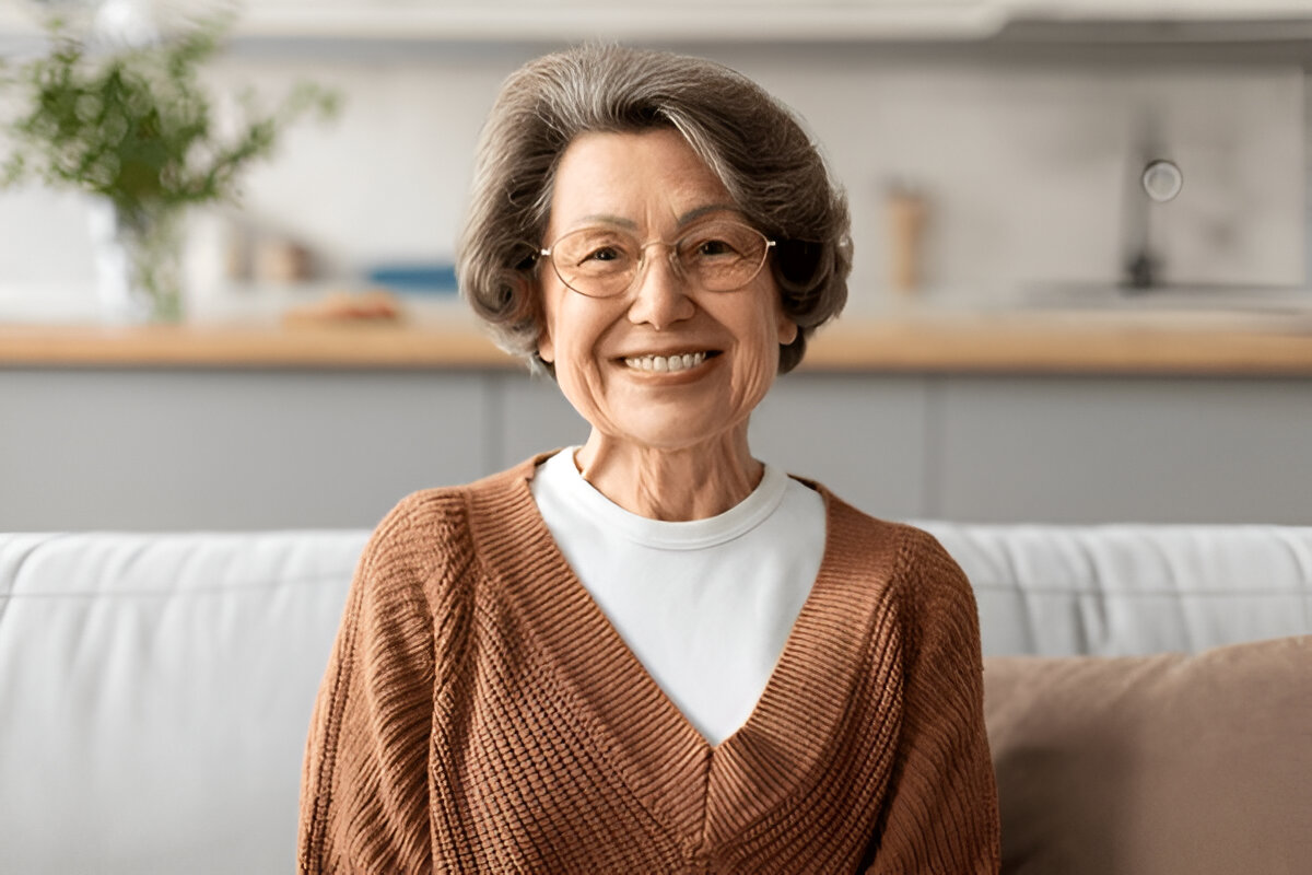 Idosa feliz com a eficiência da calcinha absorvente Retex.