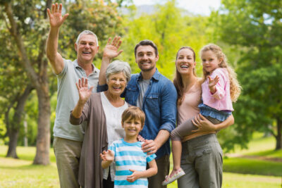 Blog 5 família reunida feliz graças a eficácia da calcinha absorvente retex.