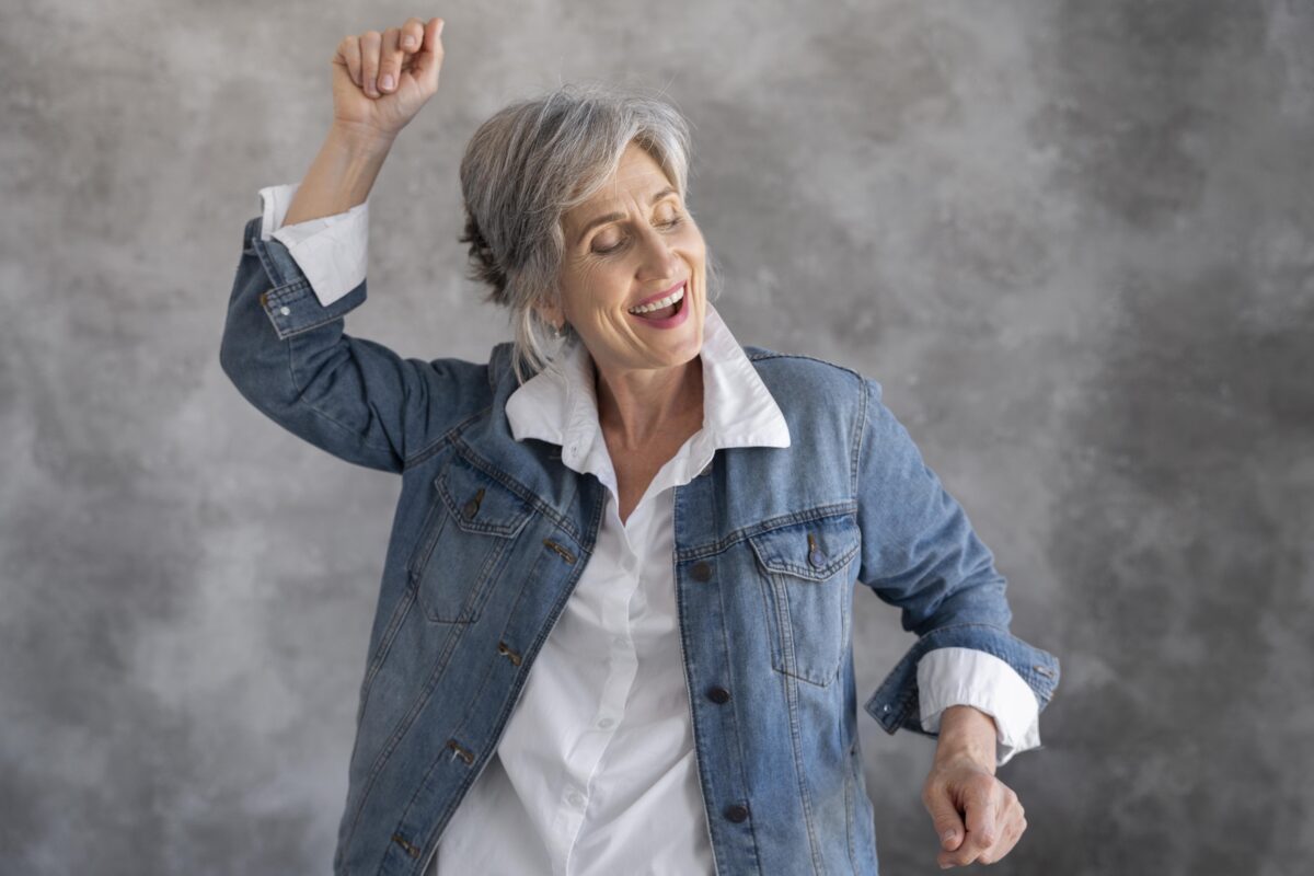 idosa feliz com a eficácia da calcinha absorvente retex.