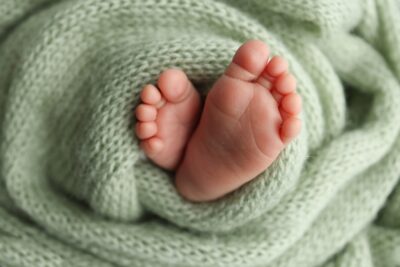Blog 2 imagem decorativa de bebê recém nascido para demonstrar como a calcinha absorvente retex pode apoiar as mães pós cesárea.
