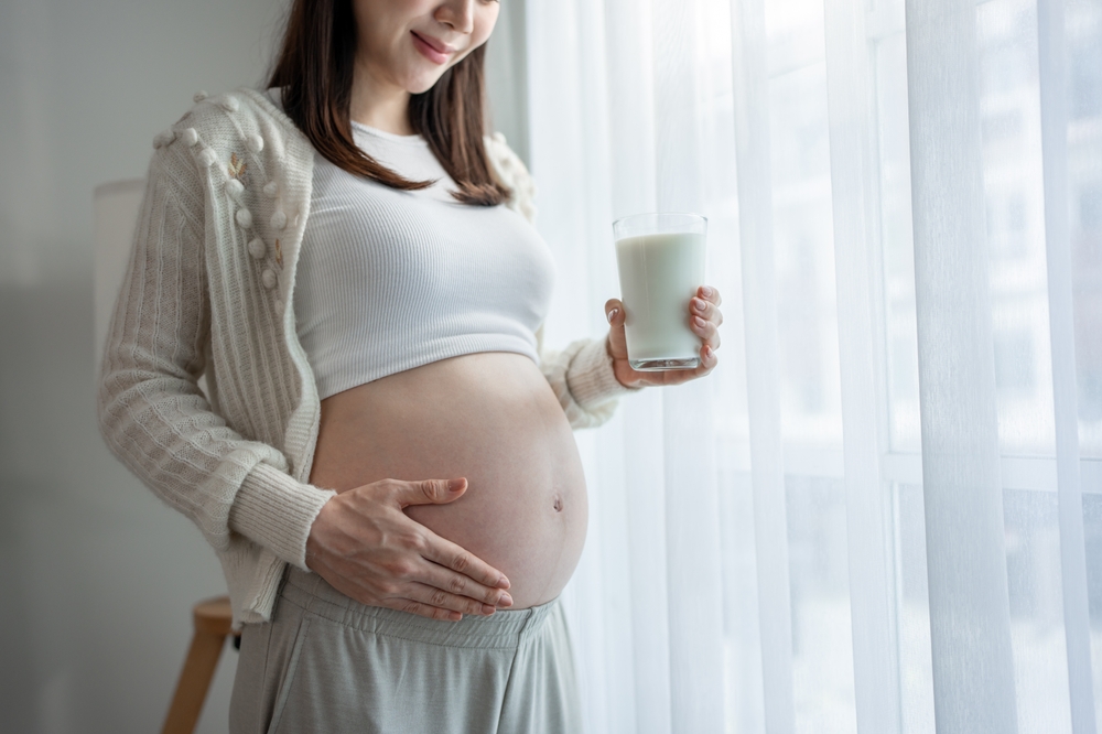 mulher grávida com segurança da calcinha absorvente pós-parto retex.